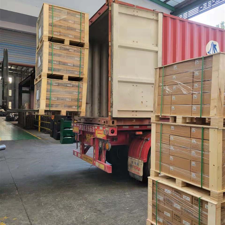 Un lot de produse cu șurub solicitate de clienții japonezi sunt ambalate și v...