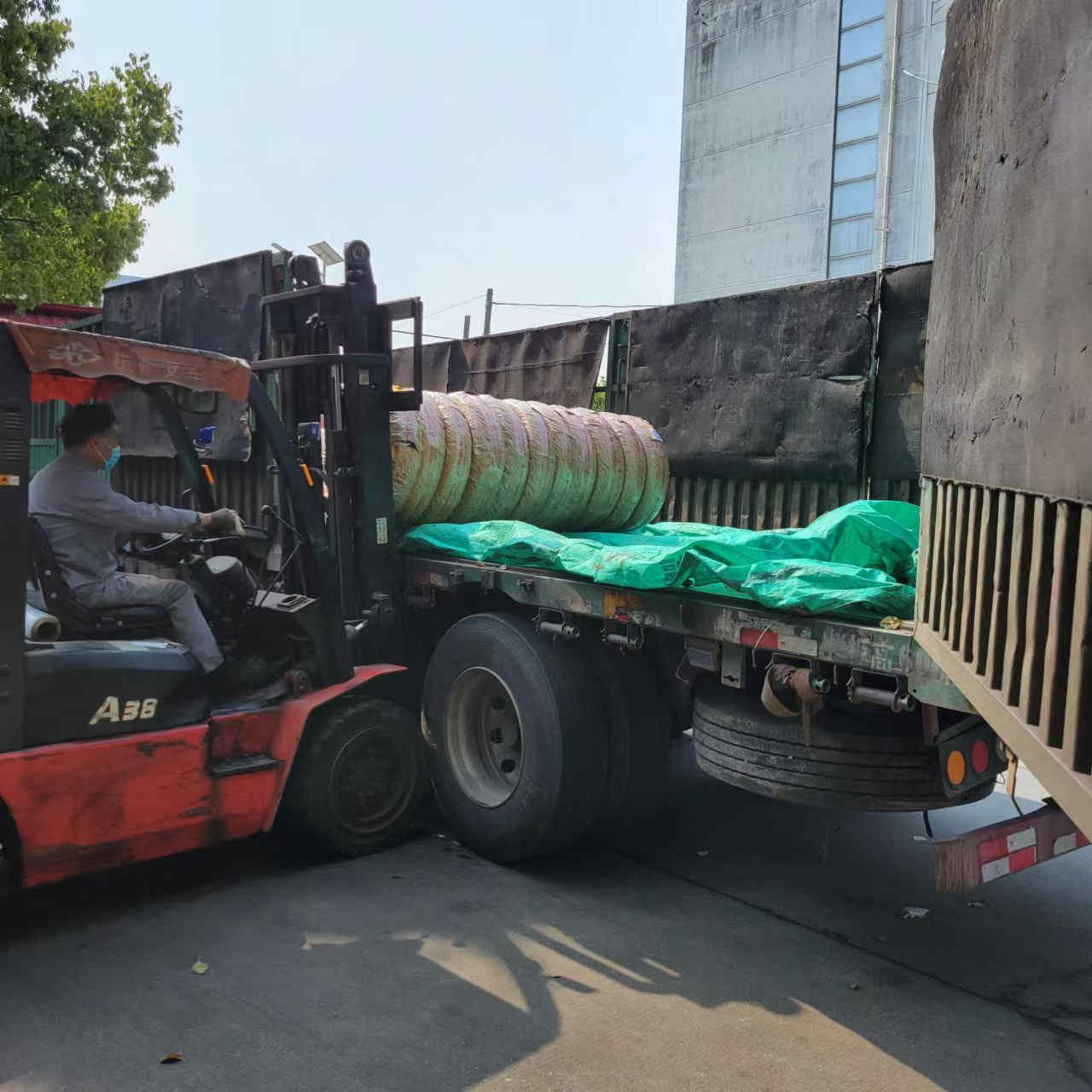 Clientul pregateste si transporta marfa