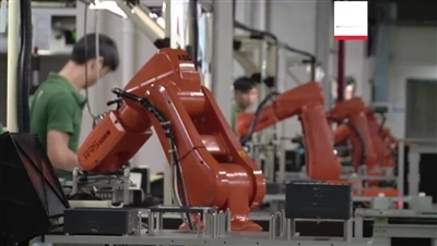 Roboții industriali permit elementelor de fixare și altor întreprinderi să re...